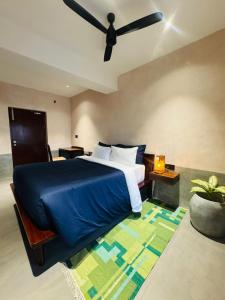 Ένα ή περισσότερα κρεβάτια σε δωμάτιο στο Delhi House