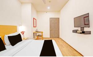 TV a/nebo společenská místnost v ubytování Townhouse Oak Panki Panchmukhi Hanuman Temple Formerly Hotel Rudra