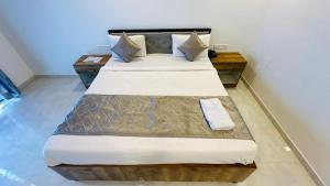 a large bed in a room with two night stands at Winter Cloud in Mahabaleshwar