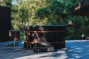 赫卢赫卢韦The Grand Luxury Safari Villa, Huge Private Pool, Hot tub, Outdoor Shower, Giraffe Tower, Free Standing Bath, Private Game Reserve, Stargazing, Ultimate Bush Luxury的放在甲板上的木桶