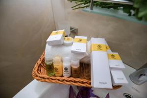 ein Korb mit Produkten auf einem Tisch im Badezimmer in der Unterkunft Heritage Kandy City Bungalow in Kandy + 66 Fotos