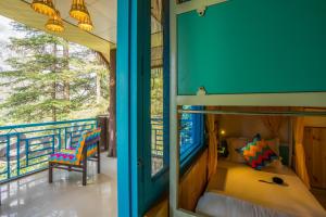 - une chambre avec des lits superposés et un balcon dans l'établissement goSTOPS Kasol, à Kasol