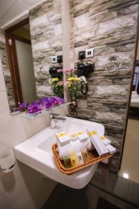 ein Badezimmer mit Waschbecken und Spiegel in der Unterkunft Heritage Kandy City Bungalow in Kandy