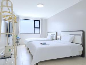 桂林Hongyang Inn Hotel, Lingui District, Guilin的医院病房里有两张床，旁边放着梯子。