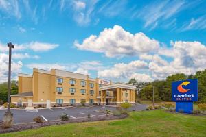 a hotel with a sign in front of a building at Comfort Suites Lewisburg in Lewisburg