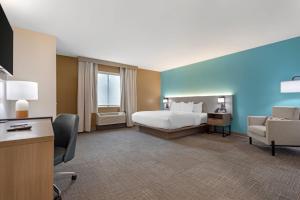 刘易斯堡路易斯堡康福特套房酒店的配有床、桌椅的酒店房间 更多31张照片