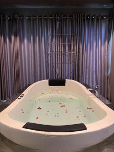 アビッサウェッラにあるHeaven De Fountainの大きな白い浴槽と南軍の +18枚の写真