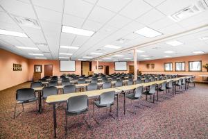 キーストーンにあるK Bar S Lodge, an Ascend Collection Hotelの長いテーブルと椅子のある会議室