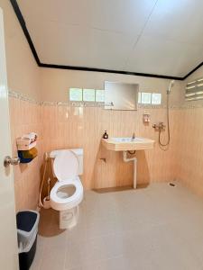 ein Badezimmer mit Toilette und Waschbecken in der Unterkunft Dreamland Resort in Thong Nai Pan Yai