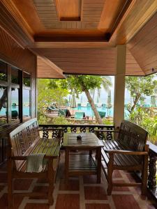 2 Bänke auf einer Veranda mit Meerblick in der Unterkunft Dreamland Resort in Thong Nai Pan Yai + 45 Fotos
