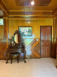 ein Raum mit einem Spiegel und einer Holzwand in der Unterkunft Dreamland Resort in Thong Nai Pan Yai