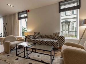塔林ibis Styles Tallinn的带沙发、椅子和桌子的客厅