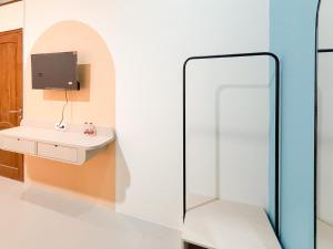 ein Badezimmer mit Waschbecken und Spiegel in der Unterkunft Sans Stay Harmoni 88 Ambarukmo Plaza Yogyakarta in Adi Sutjipto