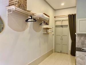 een keuken met twee lampjes aan de muur bij The Giftown Vientiane, Ban Anou in Vientiane +32 foto's