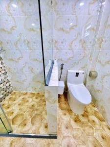 La salle de bains est pourvue de toilettes et d'une paroi en verre. dans l'établissement Hoàng Nga 1 Homestay, à Phan Thiết 93 autres photos