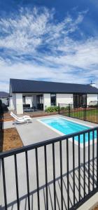 Bazén v ubytování Relaxing coastal home with pool and spa nebo v jeho okolí