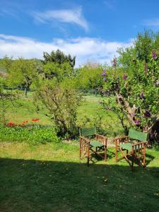 two chairs and a bench in a park at Garden studio with kitchenette in Mautern