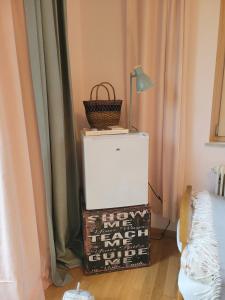a room with a lamp on top of a dresser at Garden studio with kitchenette in Mautern