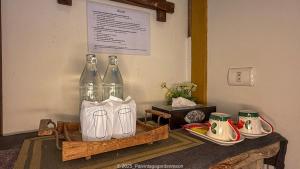 Příslušenství pro přípravu čaje a kávy v ubytování Pai Vintage Garden Resort