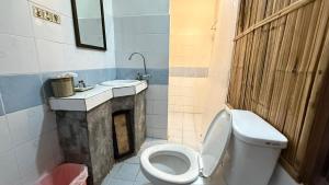 un bagno con un water e un lavandino di Pai Vintage Garden Resort a Pai Altre 47 foto