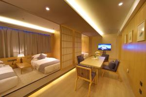 保山保山嘉悦兰庭万信至格酒店的酒店客房设有一间带一张床和一张书桌的卧室