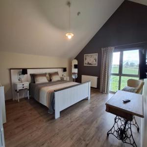 Postel nebo postele na pokoji v ubytování La grange des deux pays