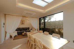 Khu vực ghế ngồi tại Jeju Leval Homme The Gwangnyeong Forest