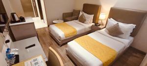 ティルプルにあるThe Mayberry -A Bergamont Group of Hotelsのベッドが2つと鏡があるホテルの部屋 +129枚の写真