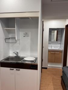 a small kitchen with a sink and a counter at 四季安々2号店 in Kawaguchi