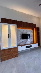 TV a/nebo společenská místnost v ubytování MK service apartment + 6 fotografií