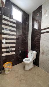 een badkamer met toilet en douche bij MK service apartment in Tirunelveli +10 foto's