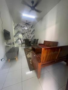 TV a/nebo společenská místnost v ubytování Sungai Udang Homestay, 3 air-conditioned rooms, maximum 8 people