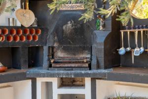 a model of a kitchen with an outdoor oven at Villa Natura Paradise in Alcolea