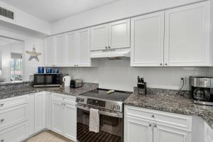 Köök või kööginurk majutusasutuses Siesta Key 2-Bedroom Condo with Pool