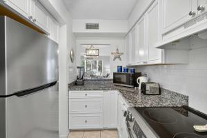 Köök või kööginurk majutusasutuses Siesta Key 2-Bedroom Condo with Pool +32 fotot