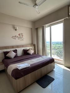 En eller flere senge i et værelse på shreejee residency