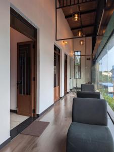 een woonkamer met 2 stoelen en een deur bij Kaveen Homes in Mount Lavinia