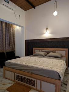 een slaapkamer met een groot bed met een houten hoofdeinde bij Kaveen Homes in Mount Lavinia