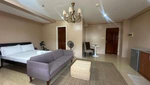 Postel nebo postele na pokoji v ubytování Centrally Located Spacious Studio Near the Beach