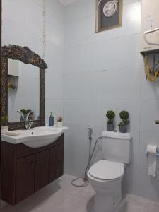 a bathroom with a toilet and a sink and a mirror at شقة مميزة in Rujm Maghghijhah +15 photos