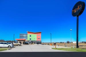 a building with a car parked in a parking lot at Hy-Lo Hotel, an Ascend Collection Hotel in Calera