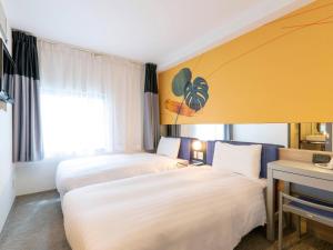 Postel nebo postele na pokoji v ubytování Comfort Inn Naha Tomari Port + 34 fotografií