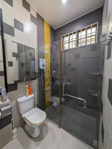 Ένα μπάνιο στο D'Garden Cottage Kluang