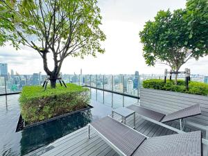 a balcony with benches and a view of the city at Noble Bangkok Condo in Bangkok