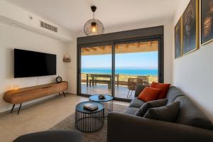 马格达拉דירת נופש נוף לכנרת的配有沙发和平板电视的客厅