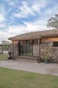 um edifício de pedra com telhado de relva em Aewol Jokutti em Sogil-li