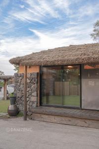 um edifício com um telhado de palha e uma janela em Aewol Jokutti em Sogil-li mais 19 fotografias