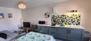 Posezení v ubytování Les Sablines - T2 avec terrasse et parking 700m de l'océan - bébé bienvenu