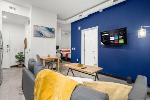 TV a/nebo společenská místnost v ubytování CozySuites Chic 1BR in Downtown Pitts #14