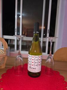 eine Flasche Wein auf dem Tisch mit zwei Gläsern in der Unterkunft La paz del Mar en Arguineguin in Arguineguín + 25 Fotos